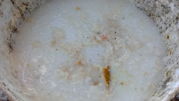 汚れた白いバケツに残された米の残骸 — ストック写真