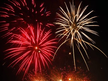 Geceleri havai fişeklerin renkli patlaması