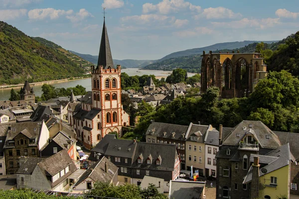 Vista sobre a aldeia Bacharach no Vale do Reno, na Alemanha — Fotografia de Stock