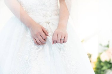 Gelin 'in elmas bir yüzük taktığı, düğün kutlamalarında beyaz bir gelinliğe taktığı, ilişki ve aile kavramının resimlerini çek..