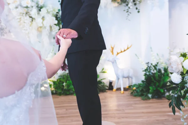 写真を明るく柔らかく閉じます カップルの手は結婚式の日のために手を携えています 関係や家族の概念へ — ストック写真