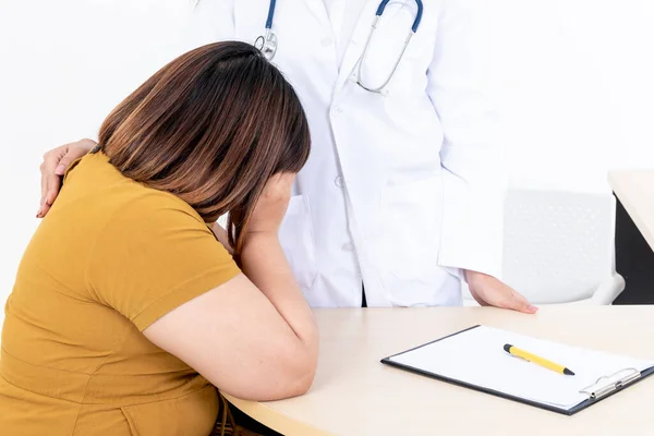 Mão Médico Repousa Sobre Ombro Mulher Gorda Paciente Que Chateado — Fotografia de Stock