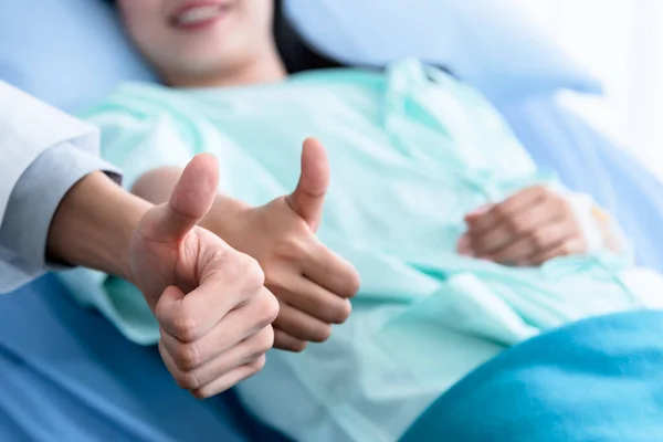 Размытые Мягкие Изображения Доктора Пациенток Поднимите Руки Сделать Большой Символ — стоковое фото