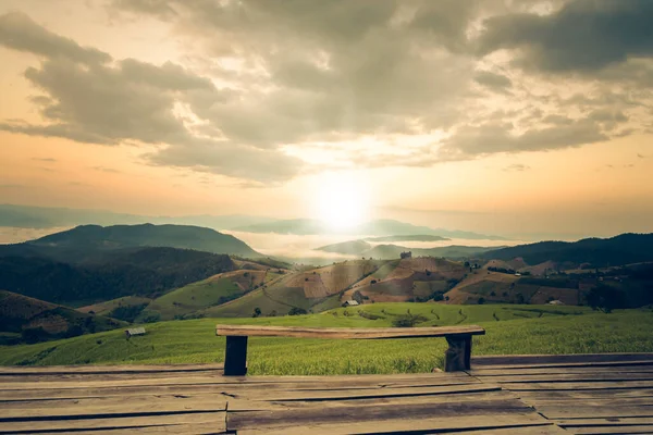 Krajinné Obrazy Dřevěného Balkónu Ranního Světla Vysokohorském Pohoří Pokrývají Zelená — Stock fotografie