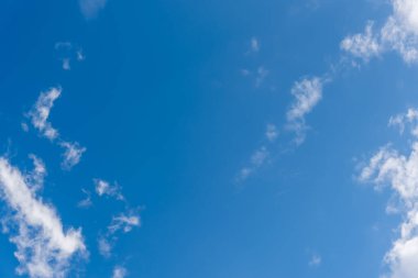 Dokular yüzeysel desen tasarımı canlı taze renkli beyaz bulutlar mavi gökyüzünde güzel doğa arkaplanı