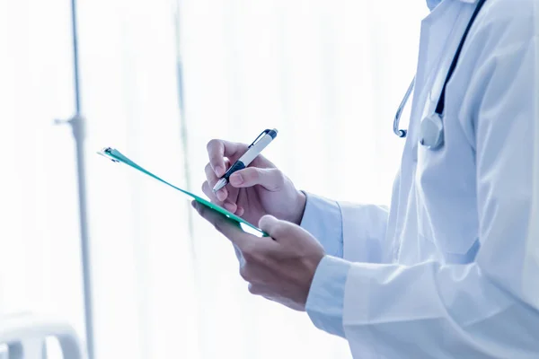 Médico Está Escrevendo Relatório Sobre Condição Paciente Após Exame Febre — Fotografia de Stock