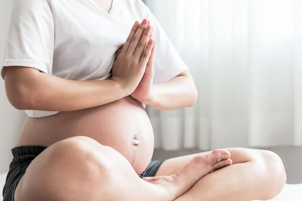 Zwangere Vrouwen Zitten Oefenen Yoga Het Witte Bed Een Meditatie — Stockfoto