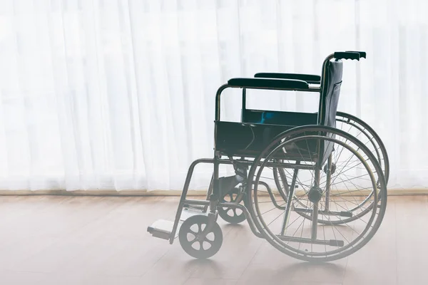 Cadeira Rodas Estacionada Pisos Madeira Com Cortinas Brancas Fundo Conceito — Fotografia de Stock