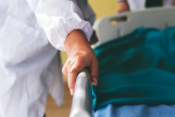 Mão Médico Que Está Empurrar Cama Paciente Para Tratar Sintomas — Fotografia de Stock