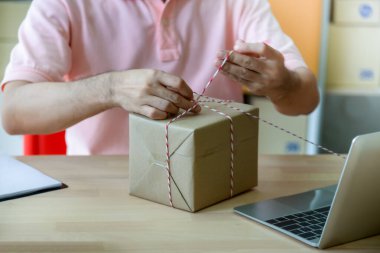 Asyalı küçük işletme sahibi müşteriye teslimat için halat kutusunu kullanıyor. Bu iş girişimci KOBİ 'dir. Serbest ticaret, çevrimiçi pazarlama ve evde çalışmadır..