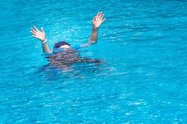 Женщина Поднимает Руки Помощью Потому Слабы Тонет Время Плавает Бассейне — стоковое фото