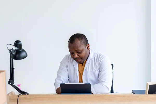 Imágenes Retratos Del Médico Africano Sentado Trabajando Escritorio Lugar Trabajo —  Fotos de Stock