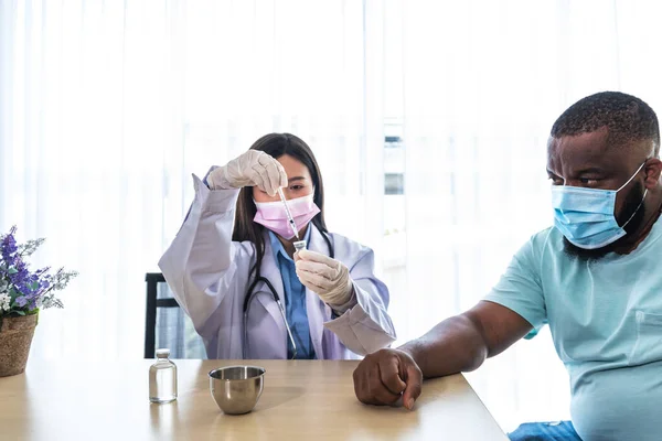 Médica Asiática Vestindo Uma Máscara Cirúrgica Olhando Para Vacina Covid — Fotografia de Stock