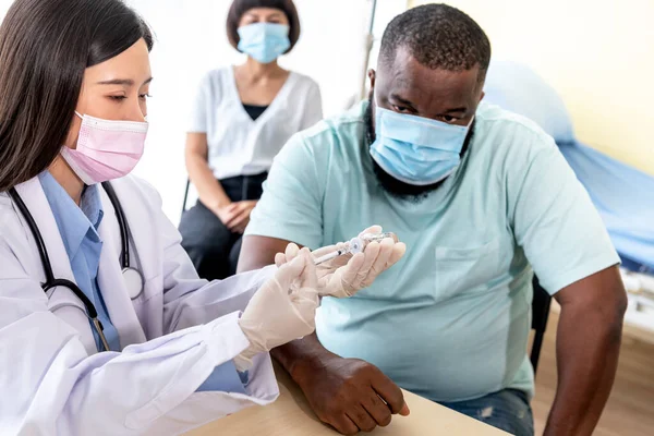 Médica Asiática Usando Uma Máscara Cirúrgica Está Administrando Tratamento Vacinação — Fotografia de Stock