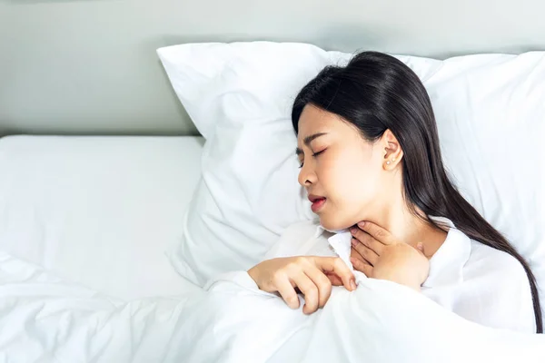 Ασιατική Ελκυστική Γυναίκα Που Βρίσκεται Ένα Λευκό Κρεβάτι Στο Υπνοδωμάτιο — Φωτογραφία Αρχείου