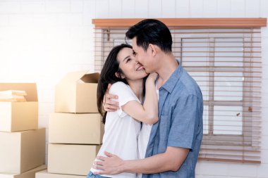 Asyalı çiftlerin portre resimleri, birbirlerine sarılırlar ve mutludurlar, çünkü birlikte yeni bir eve taşınmanın sevinci, insanlar ve aile kavramları..