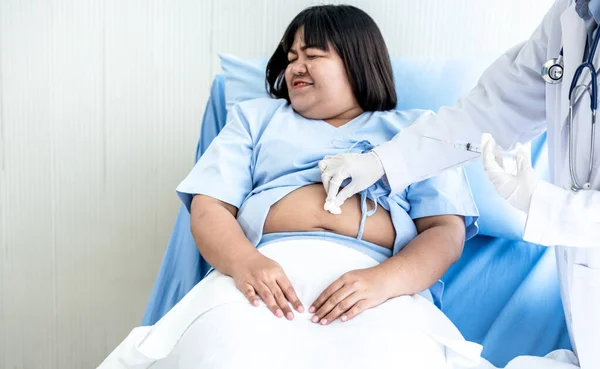 Mulher Gorda Asiática Deitada Cama Ela Foi Admitida Tratamento Diabetes — Fotografia de Stock