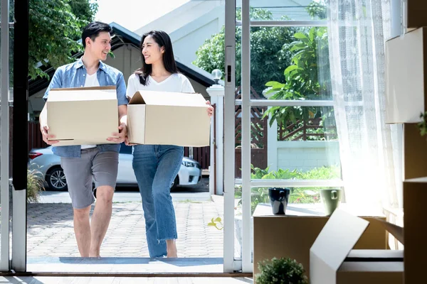 Asian Couple Husband Attractive Wife Helping Each Other Lift Box — Stock Photo, Image