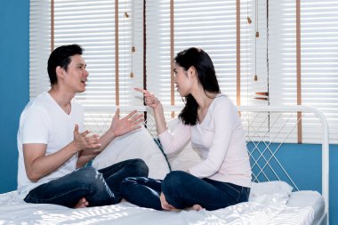 Asyalı genç çiftin portre resimleri beyaz yatakta otururken çekici eş kocasını gerçeği, ilişki kavramını ve aile sorunlarını anlatmak için sıkılaştırıyor..