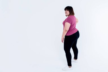 Asyalı şişman kadın sol elini kalçasına koyuyor ki bu da beyaz arka planda şişman kadın ve sağlık hizmetleri kavramına göre büyük ve aşırı yağ dolu..