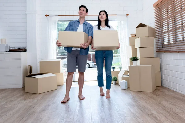 Asian Couple Husband Attractive Wife Helping Each Other Lift Box — Stock Photo, Image