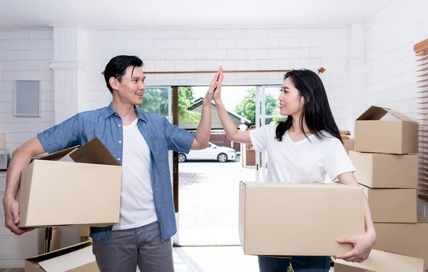 Asian Couple Husband Attractive Wife Helping Each Other Lift Box — Stock Photo, Image