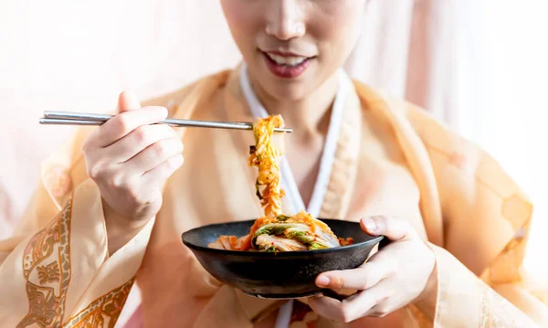 Immagini Morbide Sfocate Della Donna Coreana Indossa Hanbok Treditionale Mangia — Foto Stock