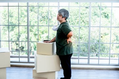 Obez, orta yaşlı Asyalı adam, sırt ağrısı çekiyor. Ağır şeyleri kaldırmaktan, taşınmaktan yeni bir eve taşınmaktan, konsepti değiştirmek için..