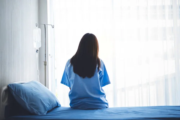 Πίσω Από Γυναίκα Ασθενή Κάθεται Στο Κρεβάτι Είναι Τόνισε Και — Φωτογραφία Αρχείου