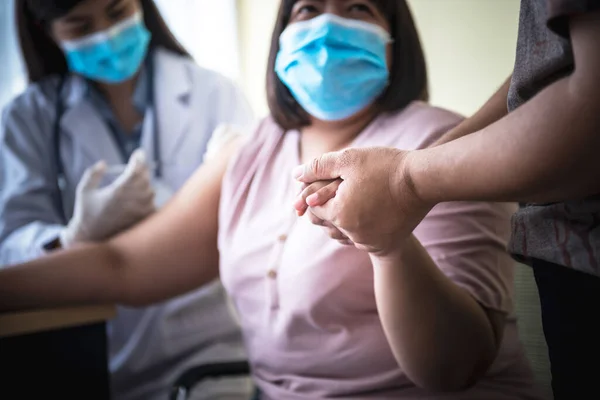 Imagens Suaves Desfocadas Mulher Asiática Médico Sendo Vacinado Proteção Vírus — Fotografia de Stock