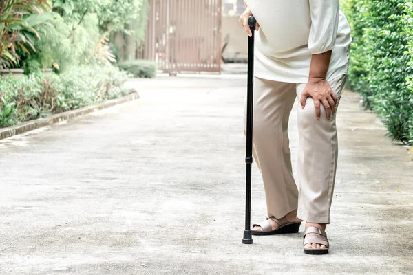 Mujer Mayor Pie Calle Tiene Síntomas Dolor Ambos Lados Rodilla — Foto de Stock