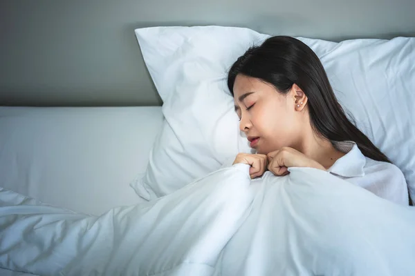 Ασιάτισσα Ελκυστική Γυναίκα Ετών Κοιμάται Λευκό Κρεβάτι Αλλά Ήταν Τρομοκρατημένη — Φωτογραφία Αρχείου