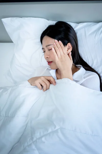 Top View Images Ασιατική Ελκυστική Γυναίκα Ετών Ξαπλωμένη Στο Κρεβάτι — Φωτογραφία Αρχείου