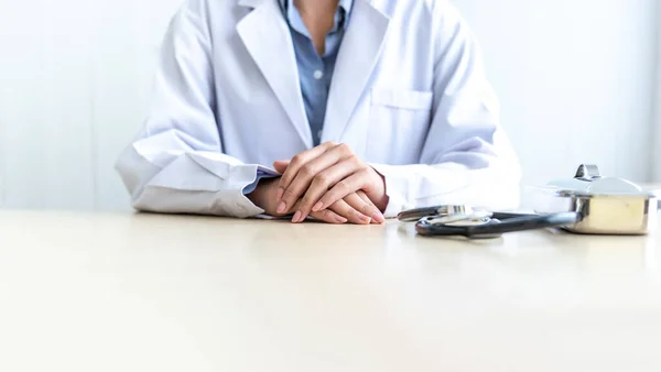 Imagens Perto Mão Médico Mulher Colocar Mesa Para Pessoas Conceito — Fotografia de Stock