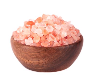 Himalaya pembe tuzu ahşap kasede, beyaz arka planda izole. Himalaya kristallerinde pembe tuz