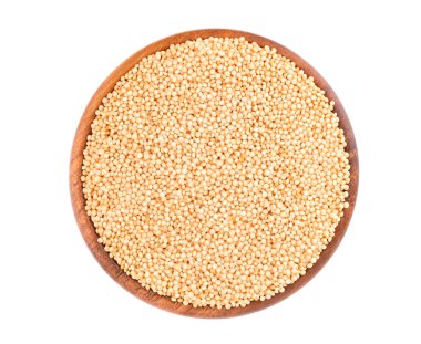 Ahşap kasedeki Amaranth tohumları, beyaz arka planda izole. Organik çiğ fasulye. Üst görünüm