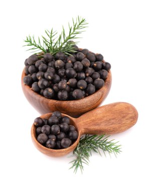 Kurutulmuş ahududu beyaz arka planda izole edilmiş. Tahta kase ve kaşıkta kurutulmuş ahududu.