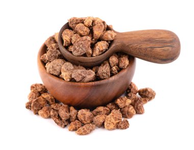 Beyaz arka planda izole edilmiş kaplanlar. Chufa fındığı ya da tahta kasede kaplan fındığı ve kaşık