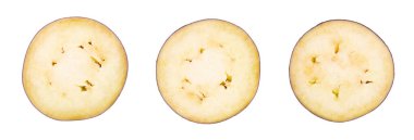 Beyaz arka planda izole edilmiş patlıcan dilimleri. Taze patlıcan ya da patlıcan.