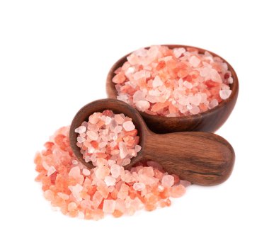 Himalaya pembe tuzu ahşap kasede ve kaşıkta, beyaz arka planda izole edilmiş. Himalaya kristallerinde pembe tuz