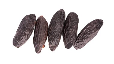 Tonka fasulyeleri beyaz arka planda izole edilmiş. Dipteryx odorata, cumaru veya kumaru fasulyesi. Taze aroma tonka fasulyesi. Yakın plan. Üst görünüm