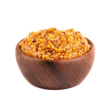 Tahta kasede tahıllı hardal sosu, beyaz arka planda izole. Hardal fasulyesi..