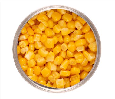 Metal kutularda konserve mısır, beyaz arka planda izole edilmiş. Mısır turşusu. Üst görünüm.