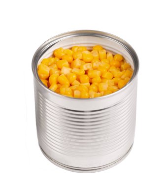 Metal kutularda konserve mısır, beyaz arka planda izole edilmiş. Mısır turşusu..