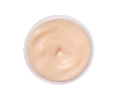 Kasede mayonez sosu, beyaz arka planda izole edilmiş. Kremalı salata sosu. Üst görünüm