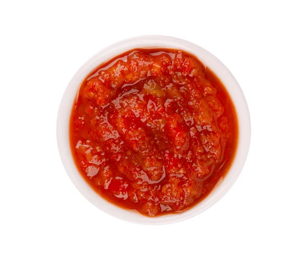 阿吉卡酱汁在碗里 白色背景隔离 辣西红柿和辣椒酱 顶部视图 — 图库照片