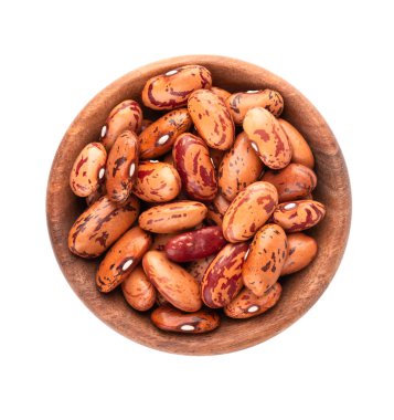 Tahta kasede fasulyeler, beyaz arka planda izole edilmiş. Üst görünüm