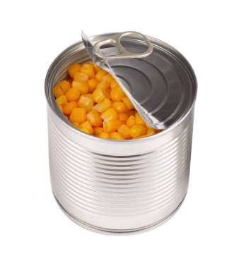 Metal kutularda konserve mısır, beyaz arka planda izole edilmiş. Mısır turşusu.