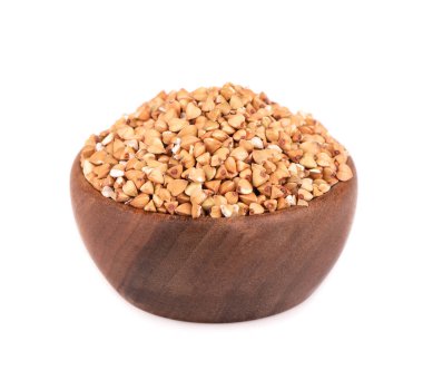 Karabuğday, beyaz arka planda izole bir şekilde ahşap kasede yetişir. Yeşil karabuğday tohumları