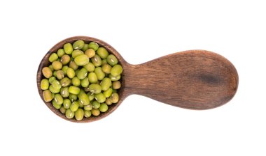 Tahta kaşıkta Mung fasulyesi, beyaz arka planda izole edilmiş. Vigna radiata. Üst görünüm.